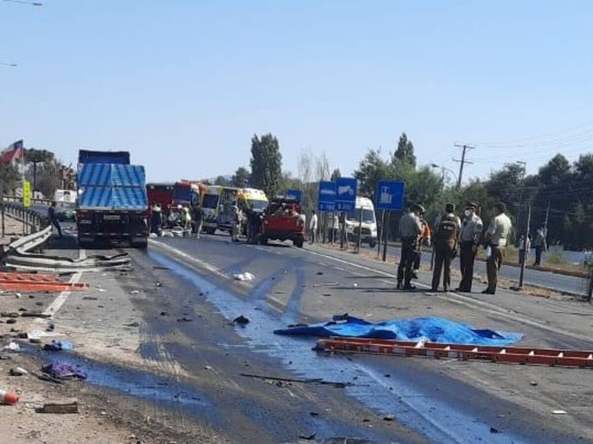 Dos personas fallecidas y seis heridos dejó accidente de tránsito en la Ruta 5 Sur a la altura de San Fernando