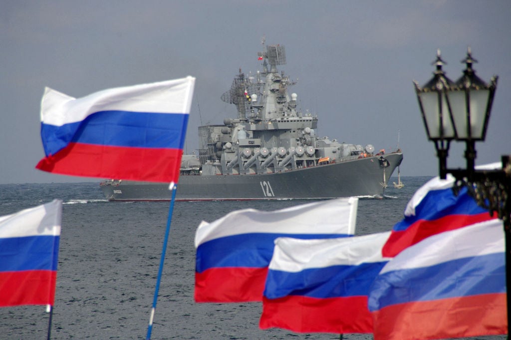 Un barco de combate de Rusia es recibido a su llegada al puerto de Sebastopol.