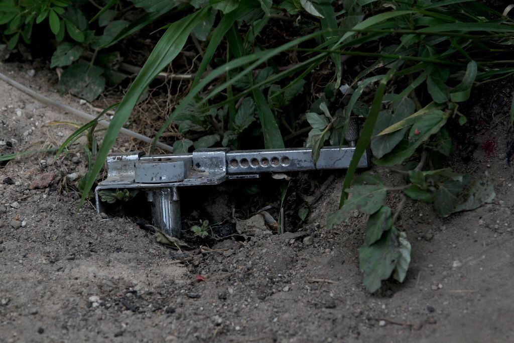 Un arma de fuego dejada en el jardín de una casa en la localidad Lagos de Moreno del Estado de Jalisco en México.