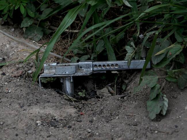 Un arma de fuego dejada en el jardín de una casa en la localidad Lagos de Moreno del Estado de Jalisco en México.