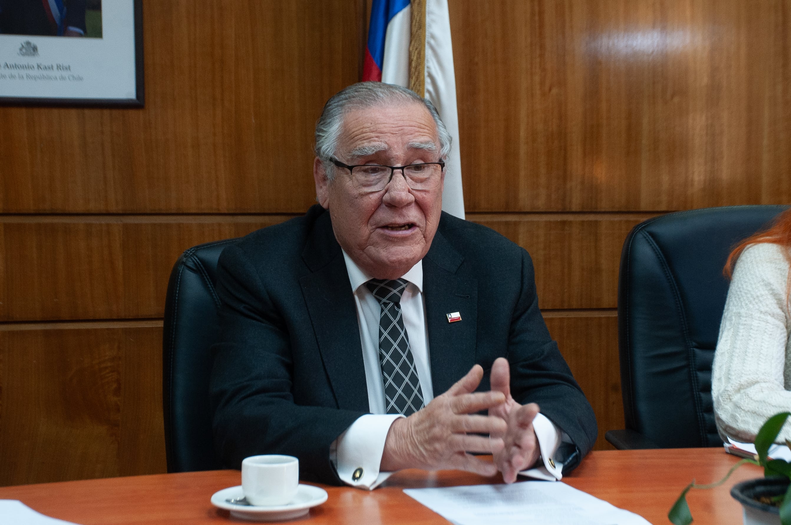 25 DE MAYO DEL 2026 / SANTIAGO
El ministro de Agricultura, Jaime Campos (en la fotografia) junto a su equipo, sostiene una reunión con el presidente de BancoEstado, Mario Farren, para abordar las distintas contingencias que han afectado al sector agrícola, entre ellas, la situación que enfrenta la industria remolachera nacional.
FOTO: VICTOR HUENANTE / AGENCIAUNO