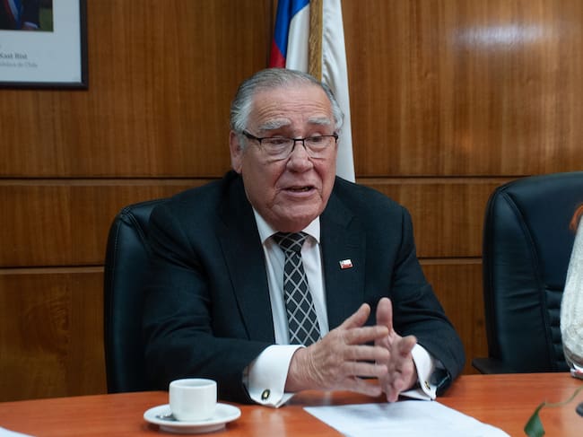 25 DE MAYO DEL 2026 / SANTIAGO
El ministro de Agricultura, Jaime Campos (en la fotografia) junto a su equipo, sostiene una reunión con el presidente de BancoEstado, Mario Farren, para abordar las distintas contingencias que han afectado al sector agrícola, entre ellas, la situación que enfrenta la industria remolachera nacional.
FOTO: VICTOR HUENANTE / AGENCIAUNO