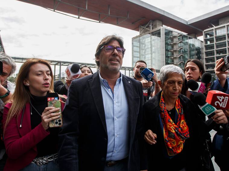 19 de abril 2024 / SANTIAGO
El alcalde de Recoleta, Daniel Jadue, asiste al Centro de Justicia para reclamar por la prohibición de salida del país que tuvo recientemente al intentar viajar hacia Venezuela.
FRANCISCO PAREDES / AGENCIA UNO