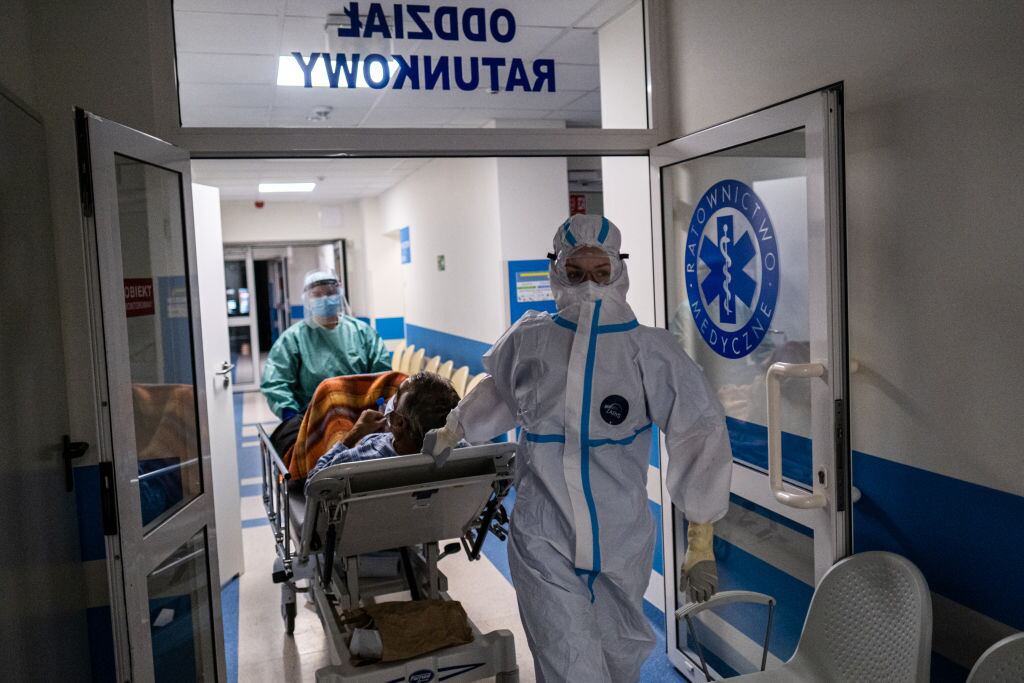 Personal médico ingresa a paciente con covid-19 en un hospital de Polonia