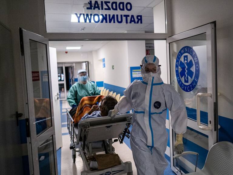 Personal médico ingresa a paciente con covid-19 en un hospital de Polonia