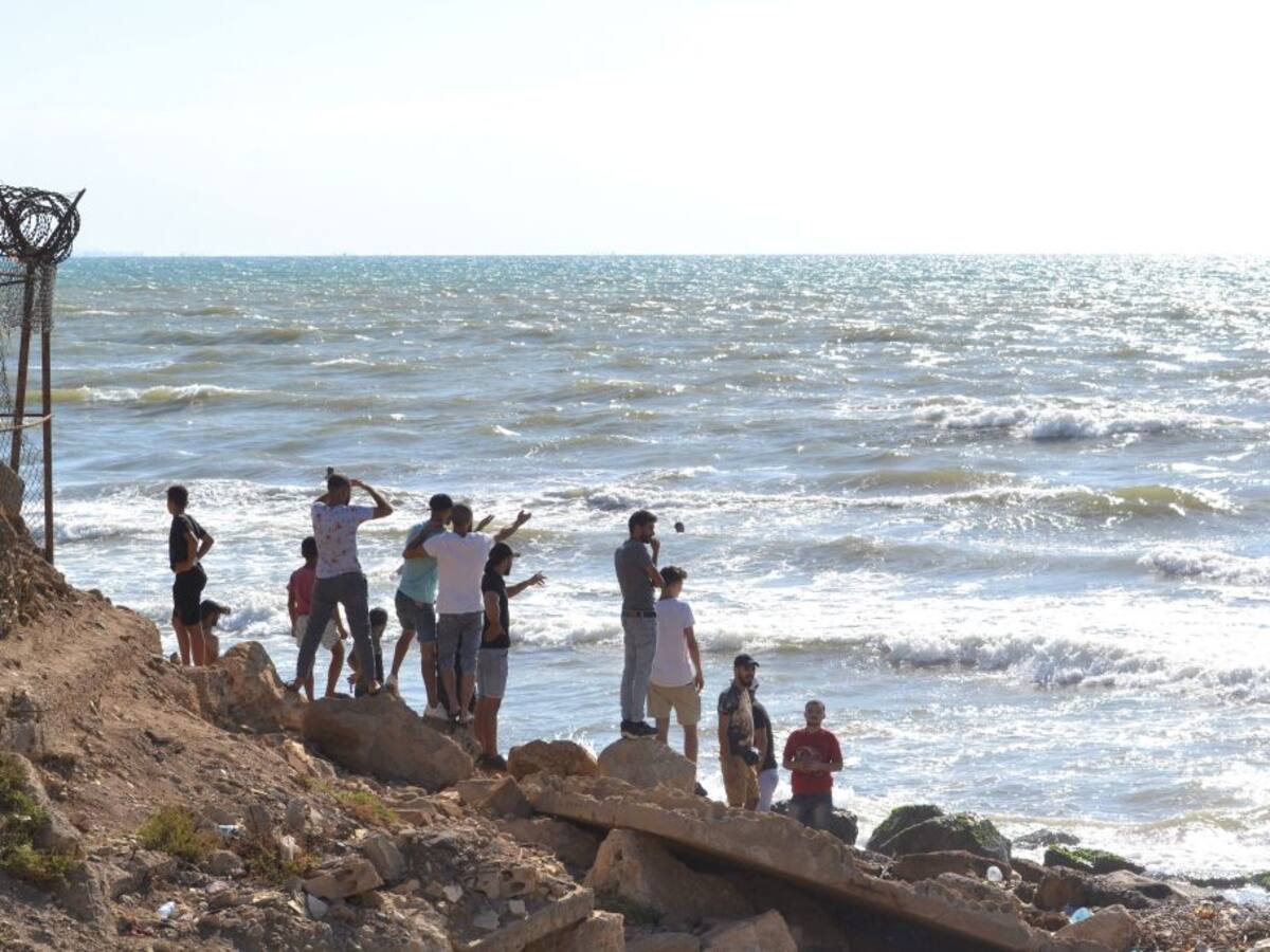 Buscan a medio centenar de migrantes tras naufragio de embarcación en Calabria, al sur de Italia