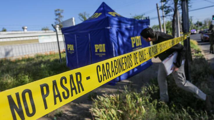 Encuentran cadáver de hombre en una plaza de Colina: PDI investiga posible homicidio