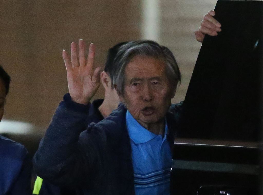 El ex dictador peruano Alberto Fujimori saluda a sus simpatizantes tras salir de una clínica en la ciudad de Lima.
