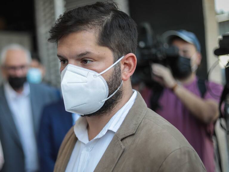 27 de diciembre del 2021/SANTIAGOEl Presidente Electo, Gabriel Boric, llega al Museo de la Memoria, donde son velados los restos del Abogado premio nacional de Derechos Humanos, Roberto Garretón.
FOTO: SEBASTIAN BELTRAN GAETE/AGENCIAUNO