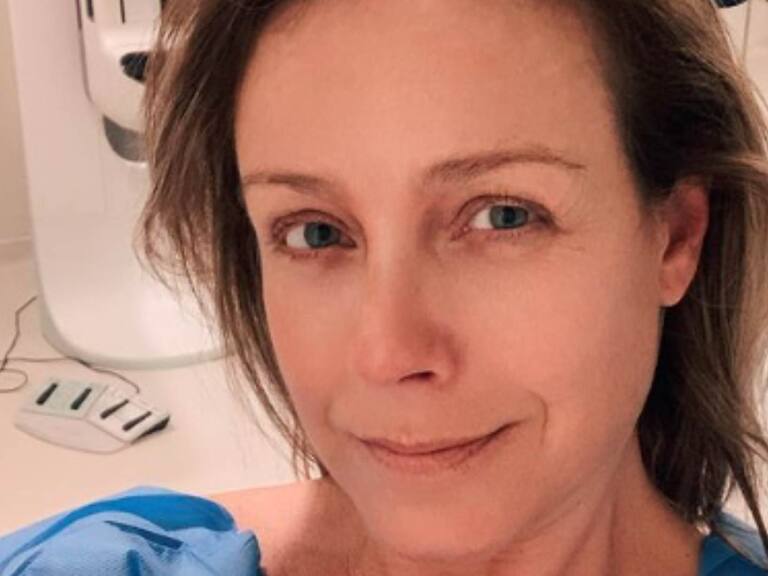 ¿Se cortó el pelo? Claudia Conserva reapareció exigiendo la retirada de su cáncer