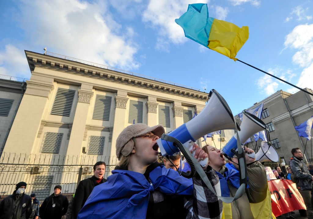 Protesta en Kiev por el reconocimiento de Rusia a Donetsk y Lugansk