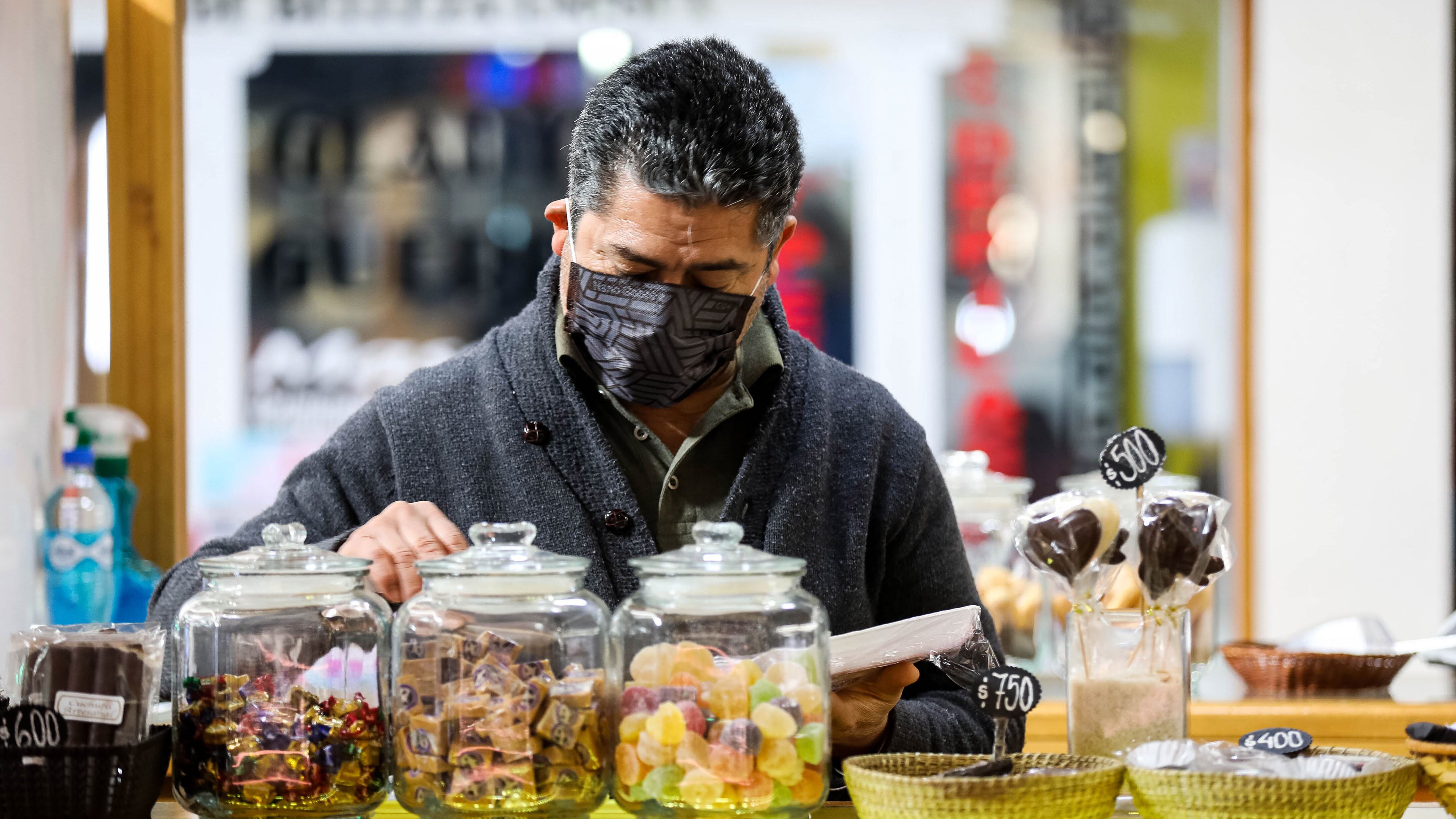16 DE JUNIO DE 2020/ COPIAPOUna persona en su negocio de dulces , durante la pandemia Covid19 que afecta al pais
 FOTO: KARL CHINGA GRAWE/ AGENCIA UNO