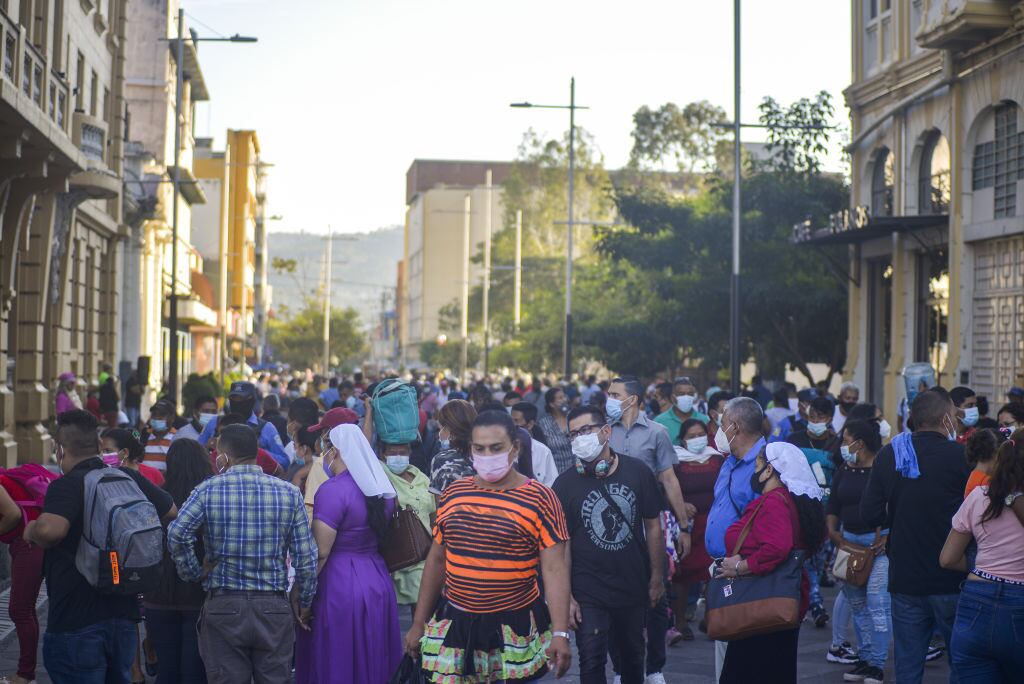 Personas caminan por el mercado de San Salvador
