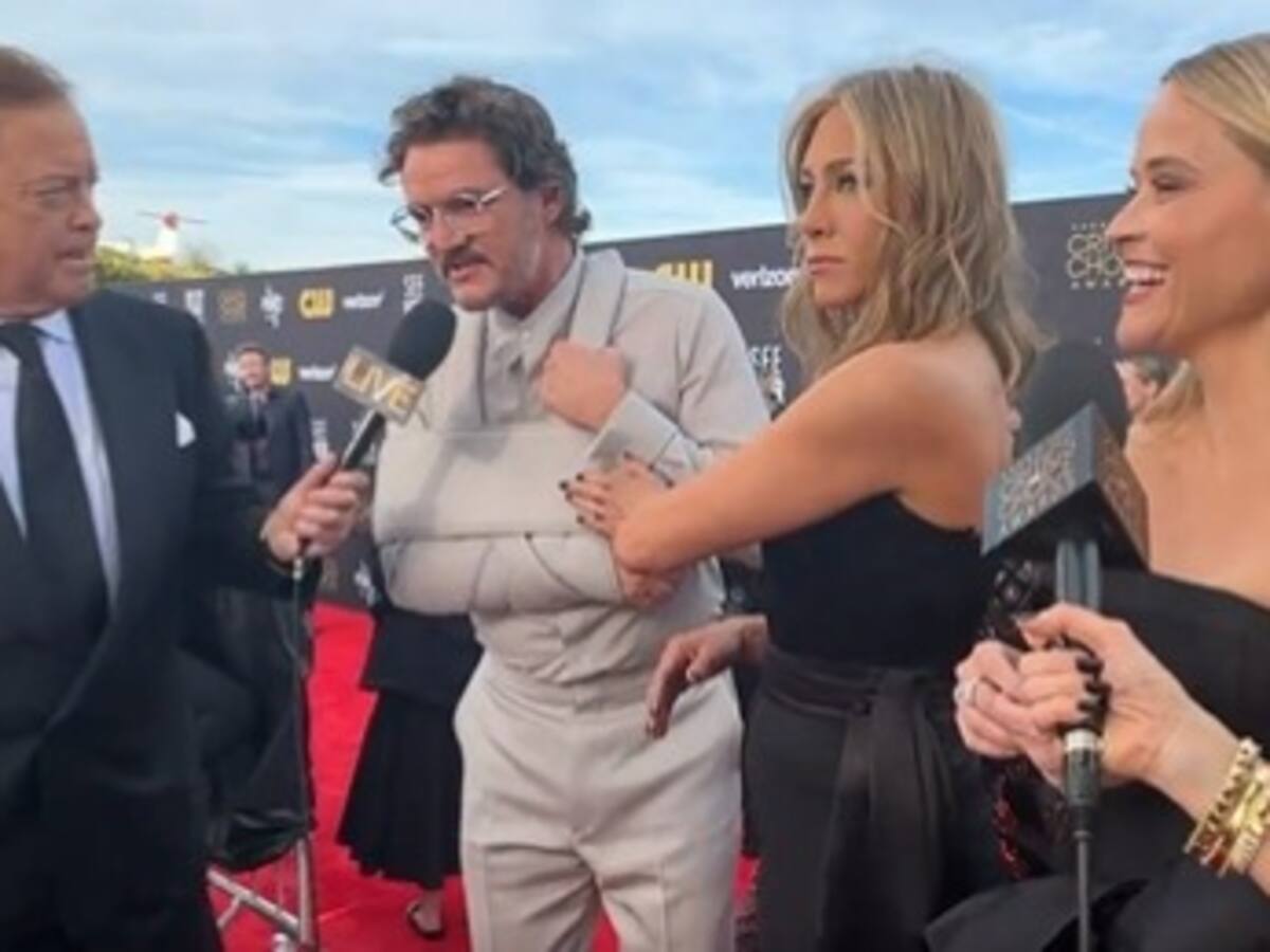 El coqueto gesto de Jennifer Aniston a Pedro Pascal en la gala de los Critics Choice Awards