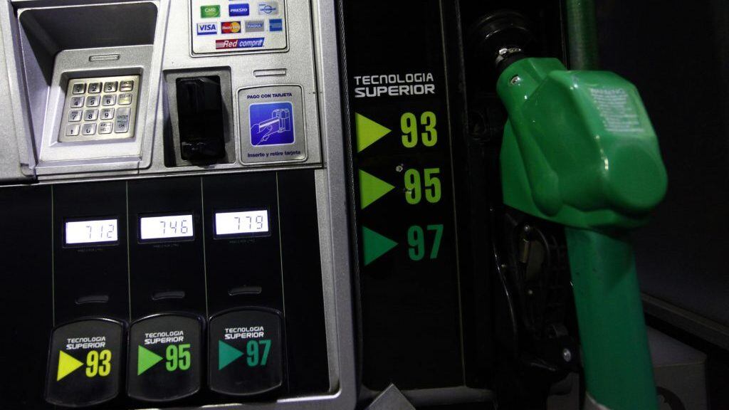 estación de servicio Copec, Carabineros: "Nos enteramos por la prensa de esta situación...", bencina, discusión, Sebastián Videla, Fotografías temáticas de Bencinera Copec, donde la Empresa Nacional del Petróleo (ENAP) anuncia después de estar cuatro semanas en alza. El combustible volverá a bajar en todo el país, menos la bencina de 93 octanos FOTO: MAURICIO MENDEZ/AGENCIAUNO