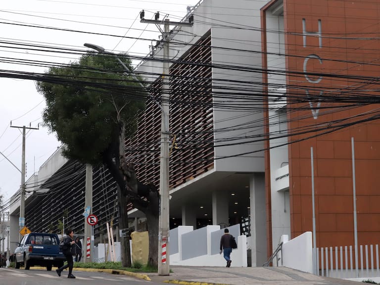 Crisis en Hospital de San Antonio: 22 médicos renuncian en apoyo a directora por llegada de exministra Vega