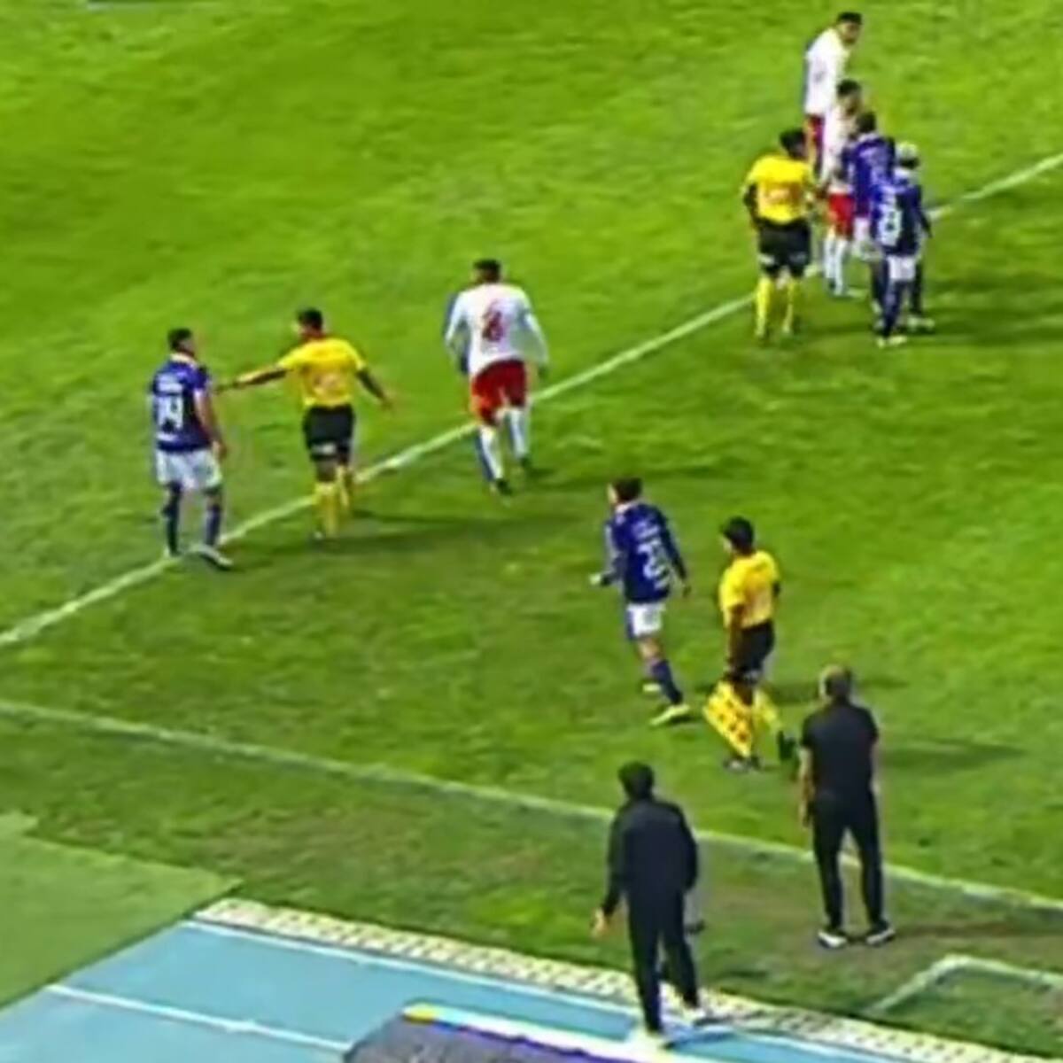 Intentó aportar y le salió peor: la insólita acción que le costó la tarjeta roja a Hernán Caputto