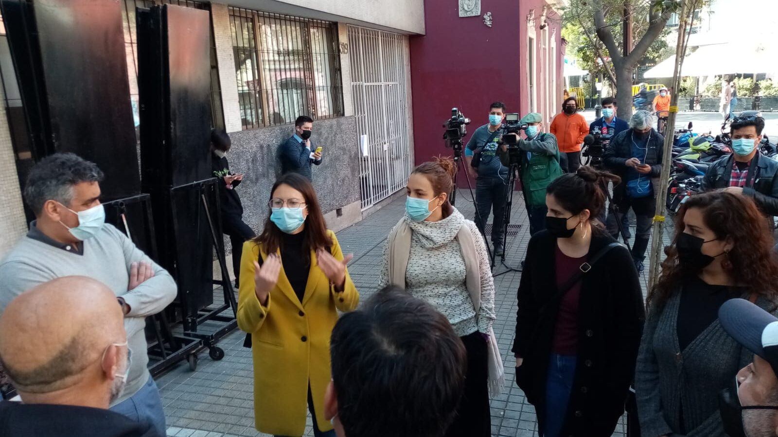 Irací Hassler se reunió con locatarios de Lastarria tras destrozos en locales
