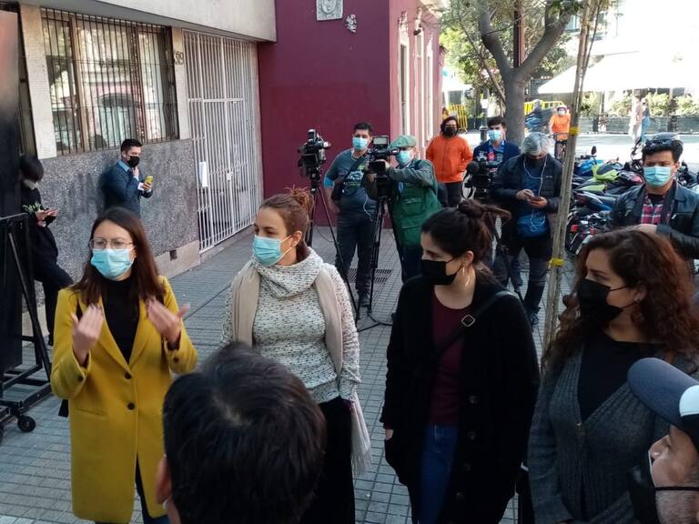 Irací Hassler se reunió con locatarios de Lastarria tras destrozos en locales