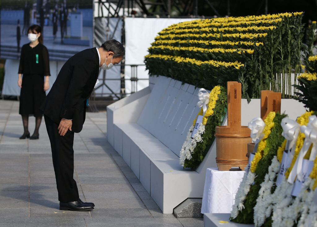 El primer ministro japonés Yoshihide Suga homenajea a las víctimas de Hiroshima