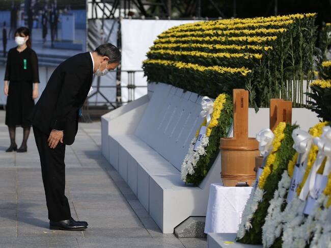 El primer ministro japonés Yoshihide Suga homenajea a las víctimas de Hiroshima