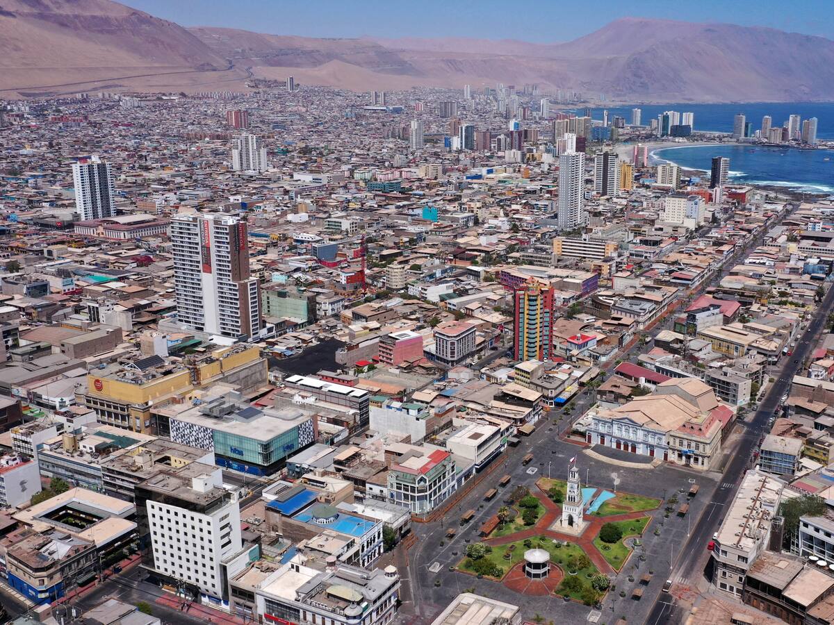 Mujer recibirá millonaria indemnización en Iquique por inundación que afectó a su casa