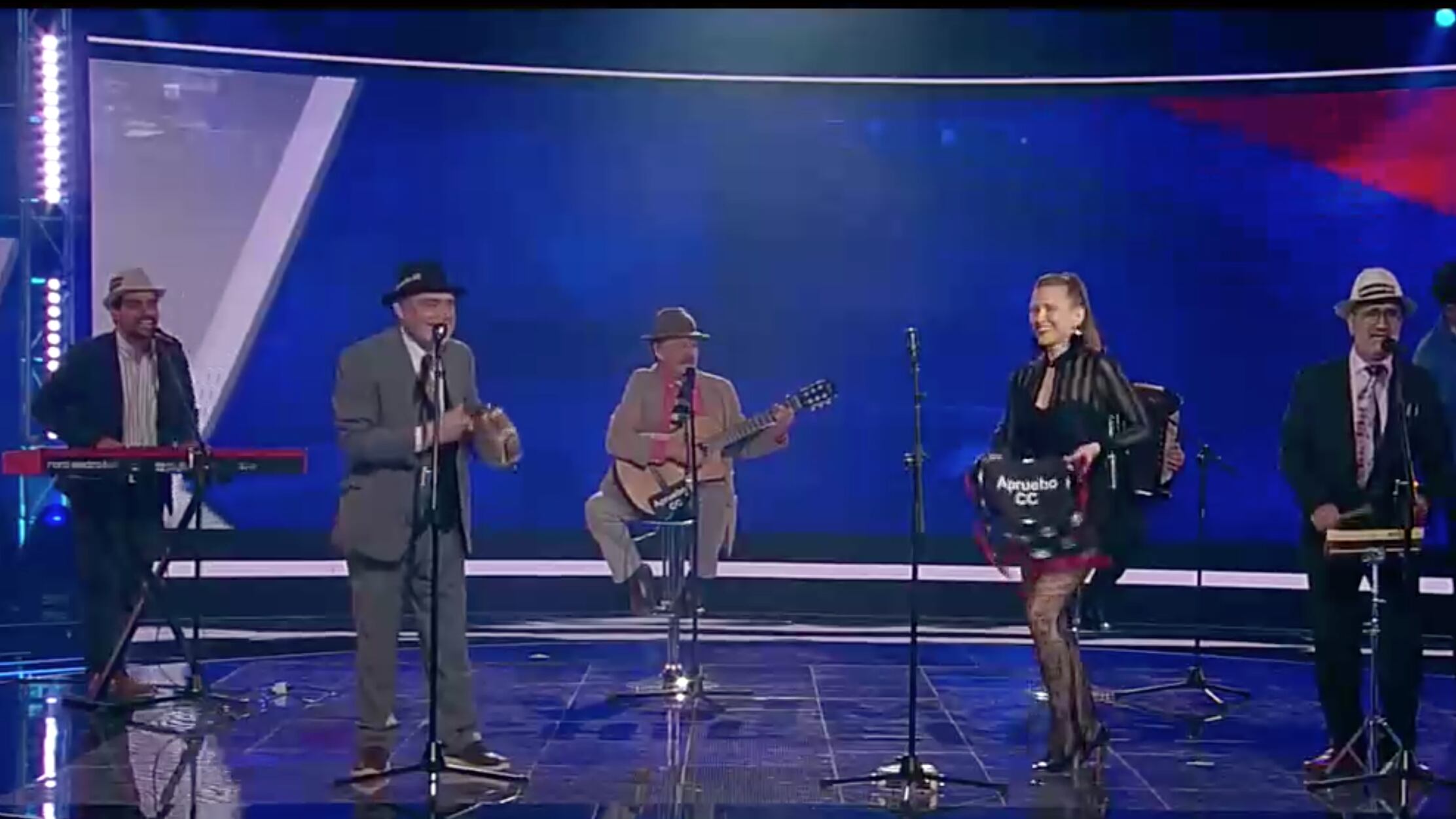 Sigrid Alegría y el grupo Aparcoa