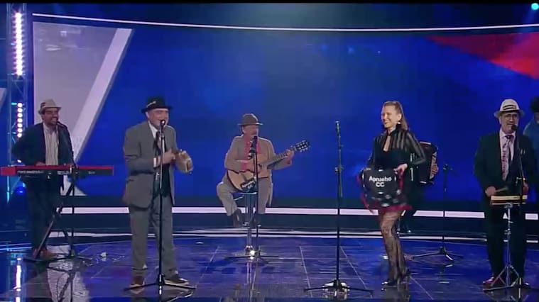 Sigrid Alegría y el grupo Aparcoa