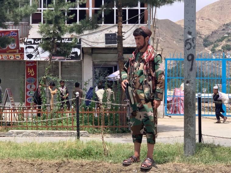 Paramilitar talibán custodia la zona del ataque explosivo en Afganistán