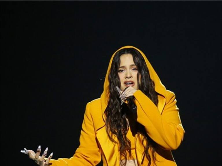 Rosalía apoyó protesta de Mon Laferte en los Latin Grammy 2019