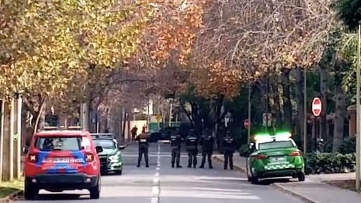 Hallan posible artefacto explosivo en Las Condes: GOPE trabaja en el lugar ante eventual presencia de granada