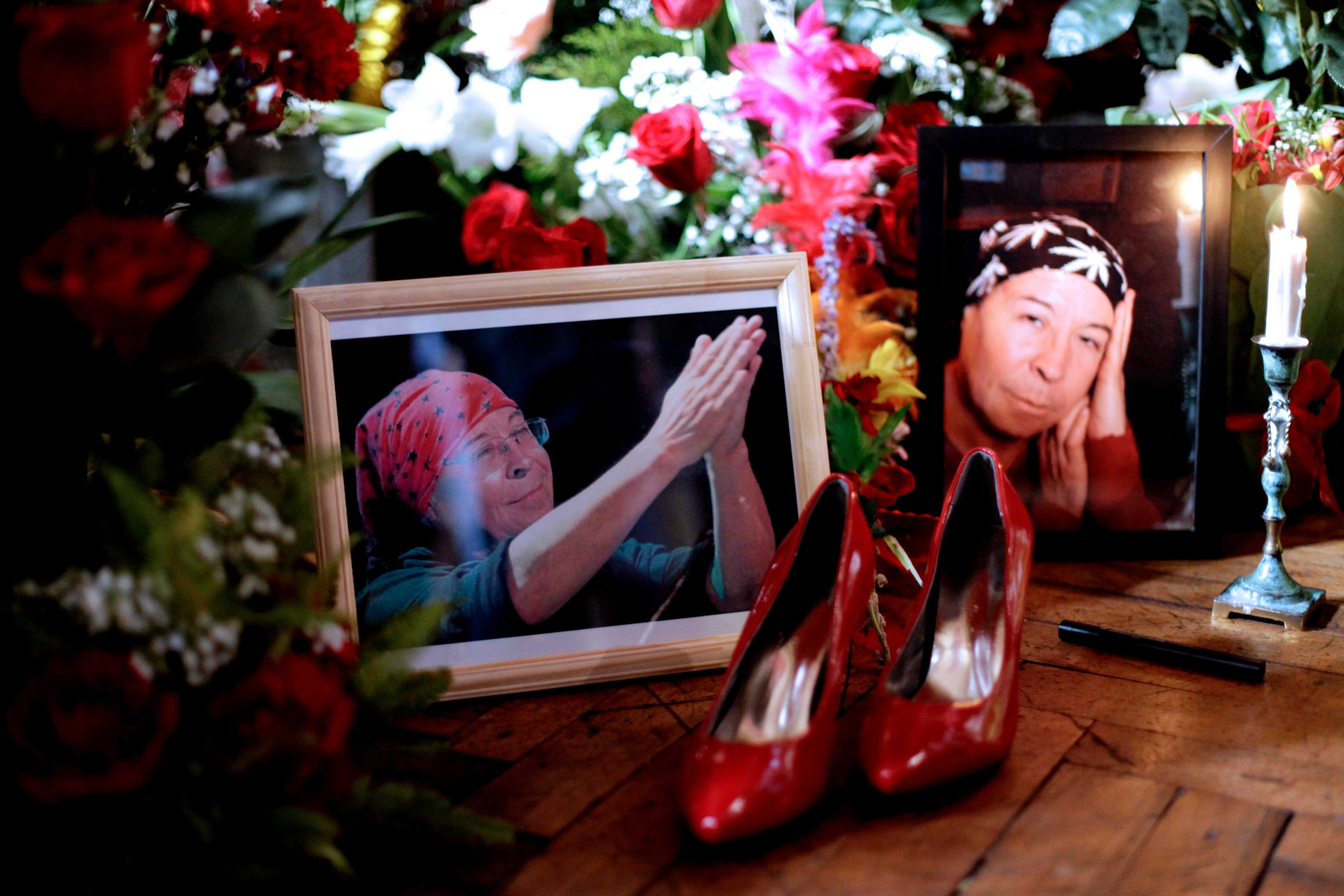23 de Enero 2015/SANTIAGODetalle de fotografías y sus tacos rojos del recientemente fallecido escritor, Pedro Lemebel quien está siendo  velado en la Iglesia de la Recoleta Franciscana, mientras que su funeral será en el Cementerio Metropolitano.FOTO: MARIBEL FORNEROD/AGENCIAUNO