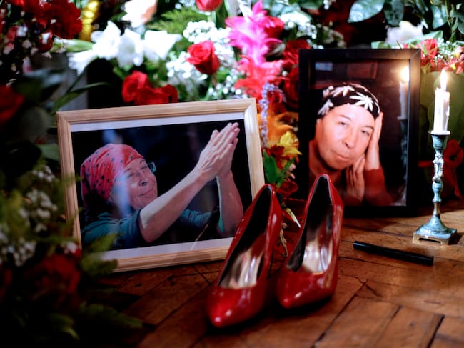 23 de Enero 2015/SANTIAGO
Detalle de fotografías y sus tacos rojos del recientemente fallecido escritor, Pedro Lemebel quien está siendo velado en la Iglesia de la Recoleta Franciscana, mientras que su funeral será en el Cementerio Metropolitano.
FOTO: MARIBEL FORNEROD/AGENCIAUNO
