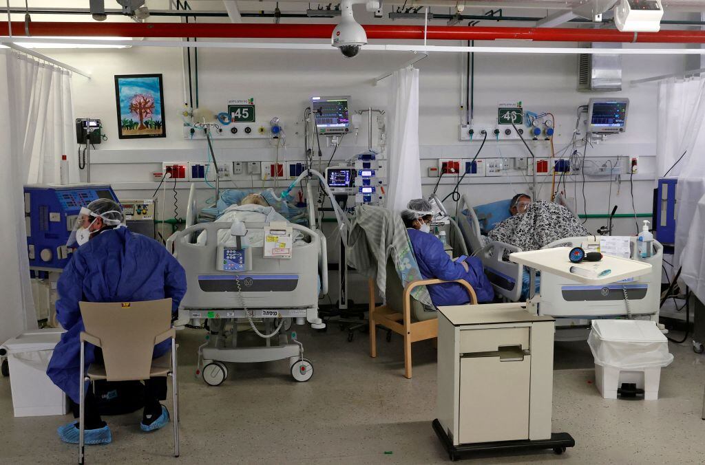 Equipo médico asiste a pacientes con covid-19 en un hospital de Israel