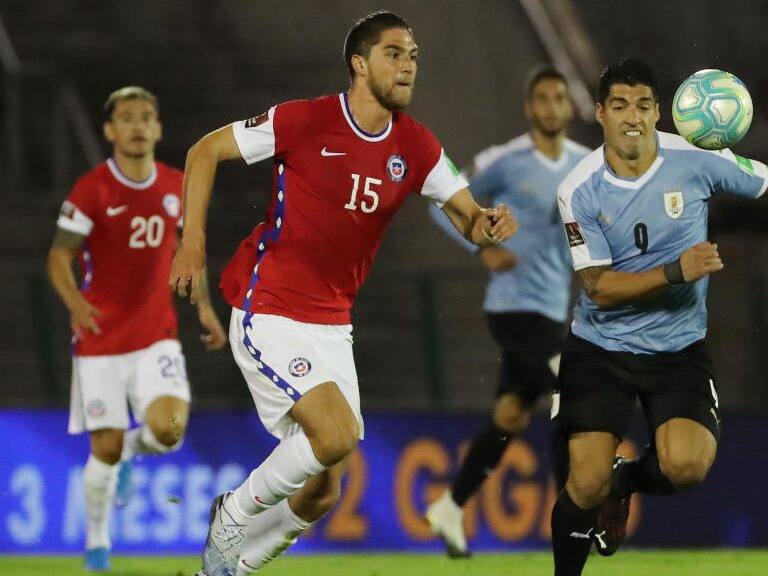 MONTEVIDEO, URUGUAY - OCTOBER 08: Luis Suarez of Uruguay fights for the ball with Francisco Sierralta of Chile during a match between Uruguay and Chile as part of South American Qualifiers for Qatar 2022 at Centenario Stadium on October 08, 2020 in Montevideo, Uruguay. (Photo by Raul Martinez -Pool/Getty Images)