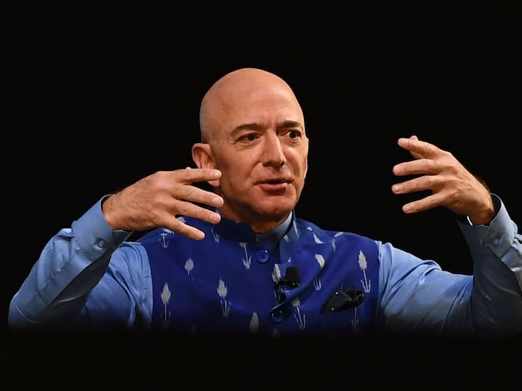 Jeff Bezos en una visita a Nueva Delhi
