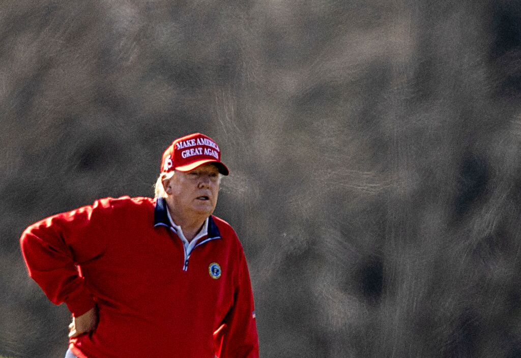 Donald Trump jugando golf