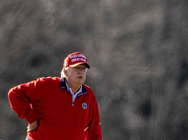Donald Trump jugando golf