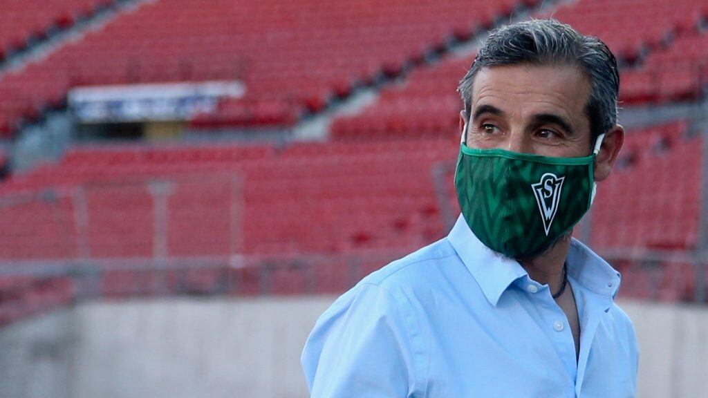 13 de Diciembre del 2020/SANTIAGOEl Director Tecnico De Santiago Wanderers Miguel Ramírez(c) ,durante el partido valido por la Vigésimo tercera fecha del Campeonato Nacional AFP PlanVital 2020, entre Santiago Wanderers vs Everton, disputado en el Estadio Nacional.
FOTO:FRANCISCO LONGA/AGENCIAUNO
