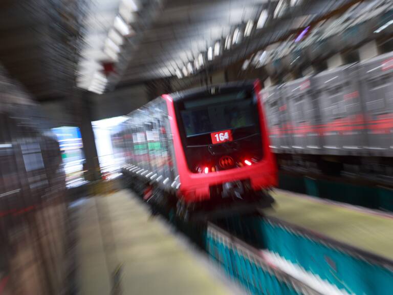 10 de Noviembre de 2021 / ÑUÑOA Louis de Grange, Presidente del Directorio de Metro, junto a Raúl Alvarado, Gerente General de la compañía, dan a conocer el término del proyecto de Armado de 35 nuevos trenes NS16 para la línea 2 y 5
FOTO: DIEGO MARTIN/ AGENCIAUNO