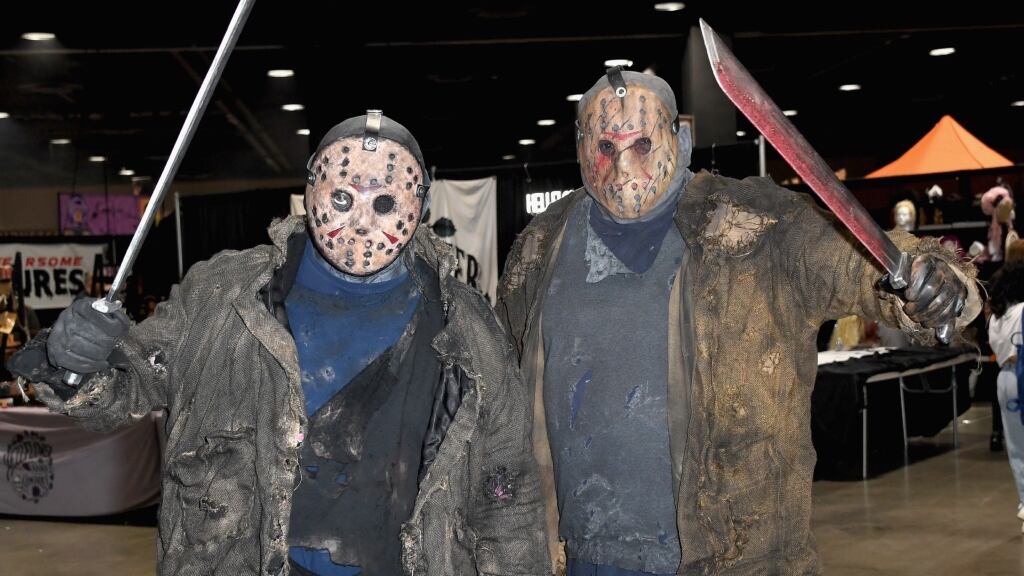 Cosplayers vestidos como Jason Voorhees del viernes 13.