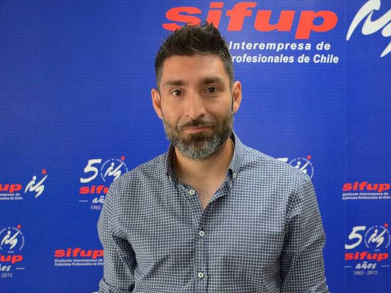 “Se ha deshumanizado el fútbol”: presidente del Sifup lamentó los incidentes ocurridos entre Independiente y la U de Chile en Avellaneda