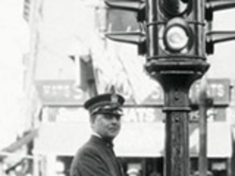 Google recuerda los 101 años del primer semáforo eléctrico ¿Cómo surgió?