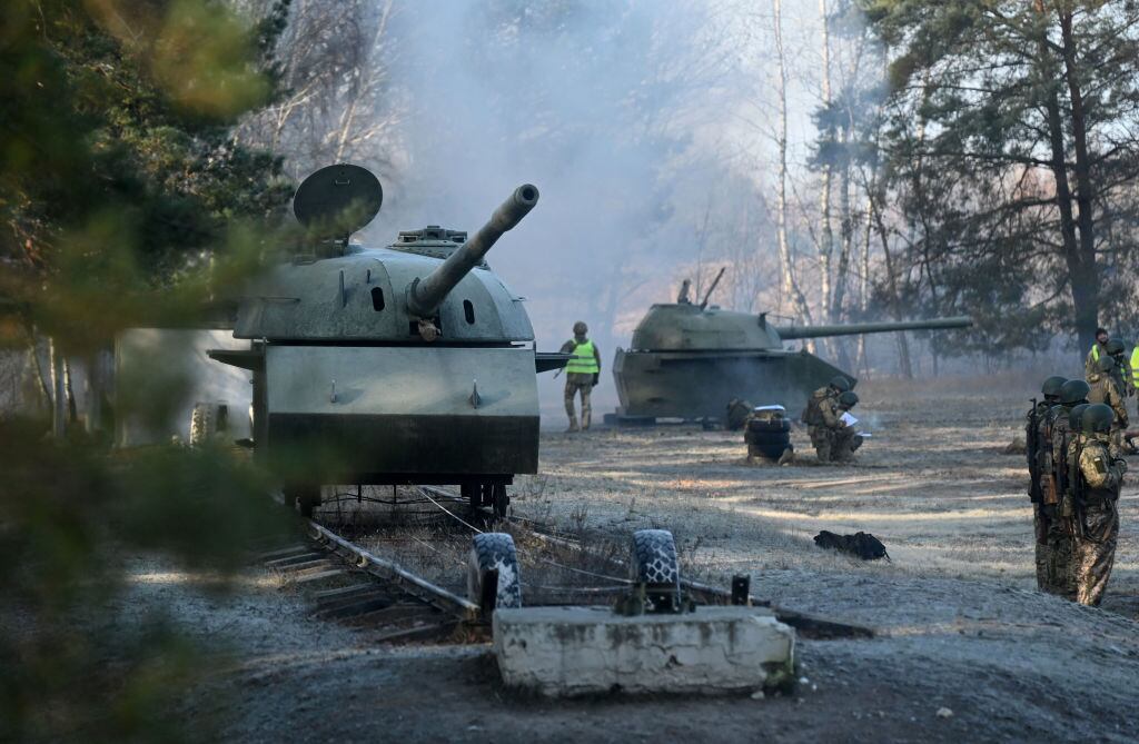 Militares de Ucrania realizan entrenamiento a las afueras de Kiev