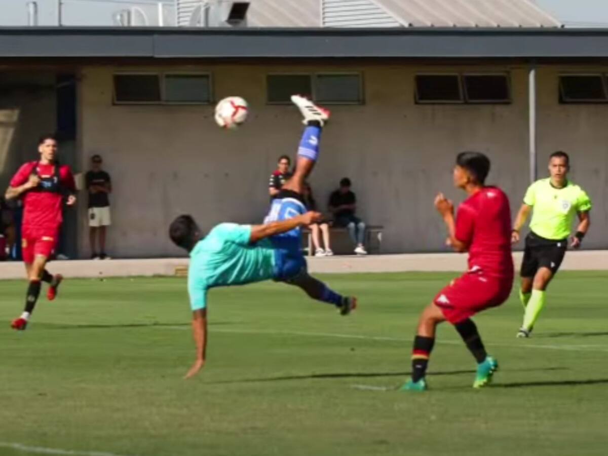 Notable definición: el golazo de chilena de Nicolás Guerra en la goleada de la U ante Unión Española