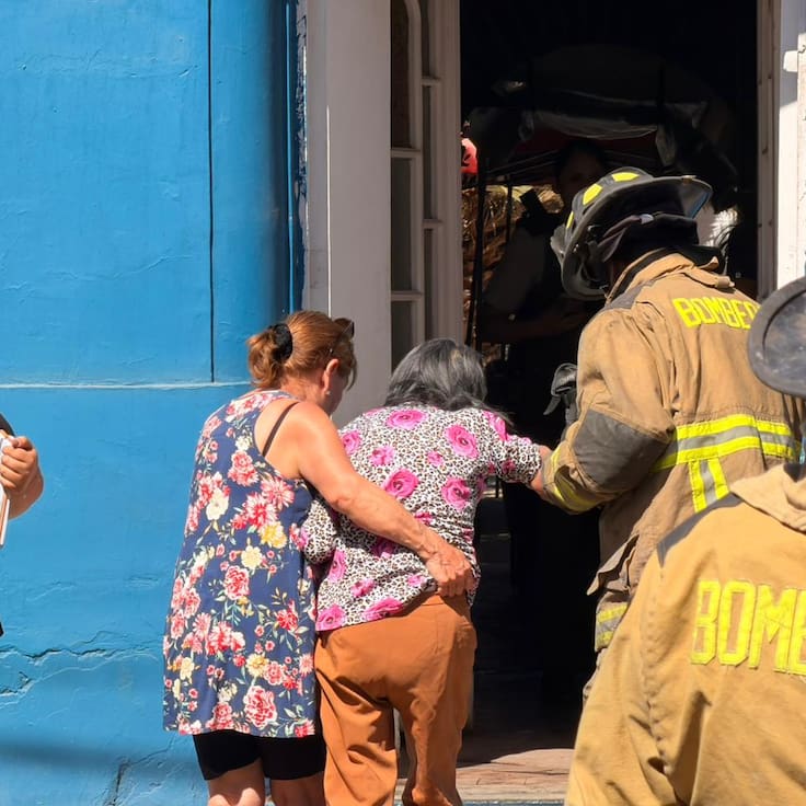 Incendio en casa de reposo de Quinta Normal obliga a evacuar a 15 adultos mayores