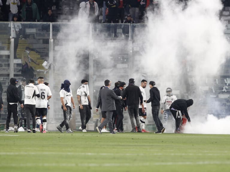 Se pudrió todo: partido entre Colo Colo y Fortaleza en el Monumental fue suspendido temporalmente debido a delincuentes que se hacen pasar por hinchas