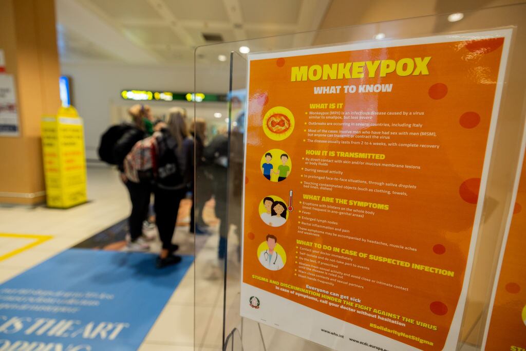 Un informativo sobre el mpox, antes llamada viruela del mono, en el aeropuerto internacional de Treviso en Italia.