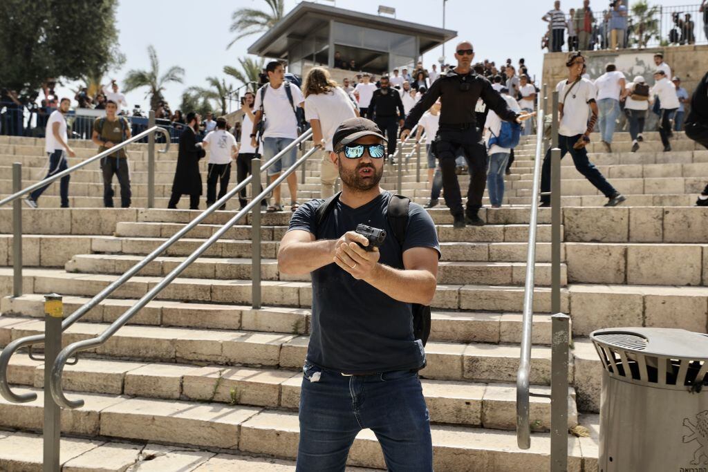 Ultranacionalista israelí amenaza con arma a civiles árabes en Nablús