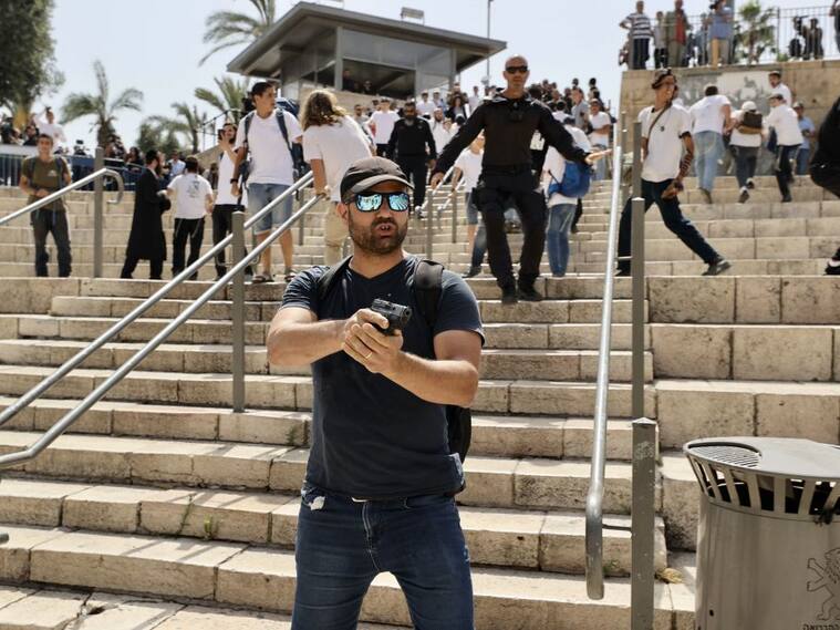 Ultranacionalista israelí amenaza con arma a civiles árabes en Nablús